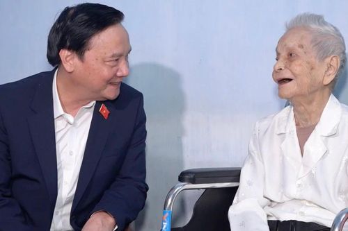 Đồng chí Nguyễn Khắc Định thăm và tặng quà cho người có công tại Khánh Hòa