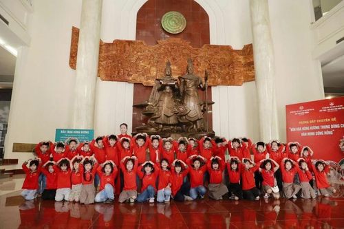 Học sinh Phú Thọ hào hứng với giờ học lịch sử tại Bảo tàng Hùng Vương