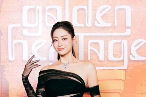 Dàn mỹ nhân khoe sắc trên thảm đỏ show thời trang NTK Lê Thanh Hòa