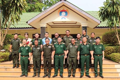 Tư lệnh Quân khu 5 chúc Tết Bunpimay tại Lào