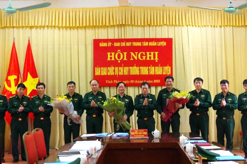 Bàn giao chức trách, nhiệm vụ Chỉ huy trưởng Trung tâm Huấn luyện BĐBP