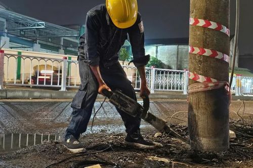 Xuyên đêm di dời loạt trụ điện nằm 'án ngữ' trên tuyến đường 2.300 tỷ đồng ở TP HCM