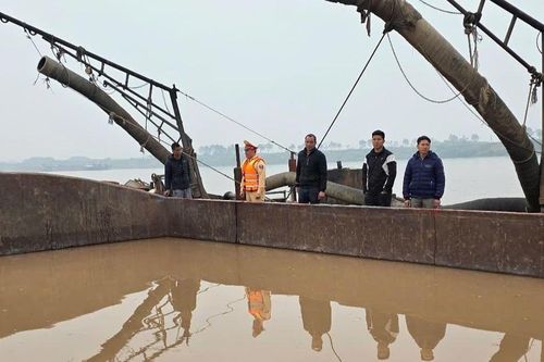 Hà Nội: Phát hiện và bắt giữ 2 tàu khai thác cát trái phép trên sông Hồng