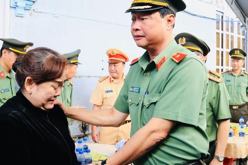 Đoàn công tác Bộ Công an thăm, động viên gia đình chiến sĩ hy sinh khi truy bắt tội phạm