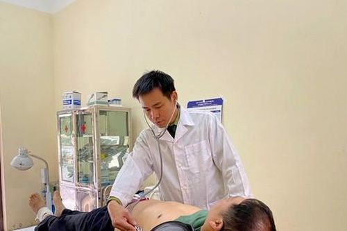 'Ông đỡ' của trẻ em vùng cao