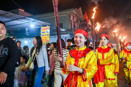 Hàng nghìn người tham gia lễ rước đuốc đăng long ở Phủ Dầy