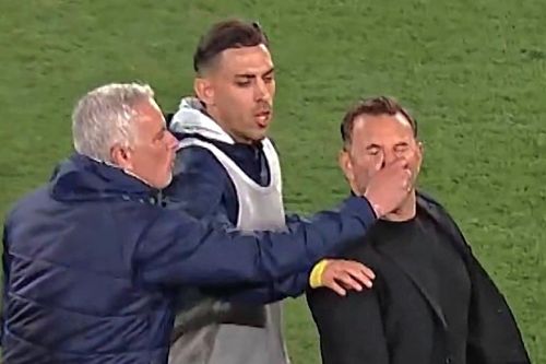 Mourinho gây bê bối mới khi bóp mũi đối thủ