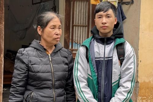 Nam sinh nhặt ve chai cùng mẹ mỗi tối nuôi ước mơ vào Đại học Bách khoa Hà Nội