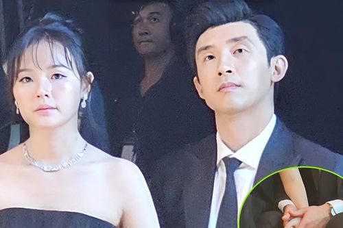 Midu và chồng đại gia nắm tay nhau không rời khi xem thời trang