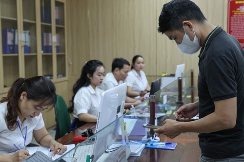 Cán bộ không chuyên trách lo bị 'bỏ lại phía sau' khi sáp nhập xã