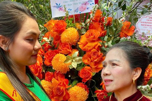 Nhiều người khóc trong lễ hội tôn vinh chữ 'hiếu'