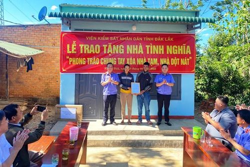 VKSND tỉnh Đắk Lắk trao nhà tình nghĩa, tiếp sức những gia đình khó khăn vươn lên