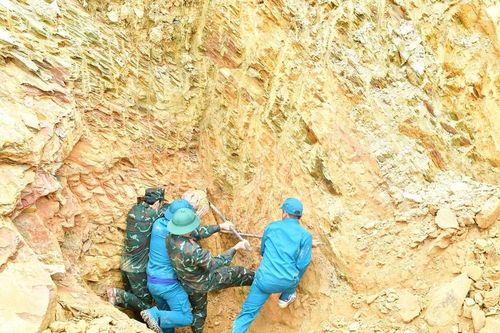 Nghệ An: Đào móng nhà, phát hiện quả bom còn nguyên kíp nổ