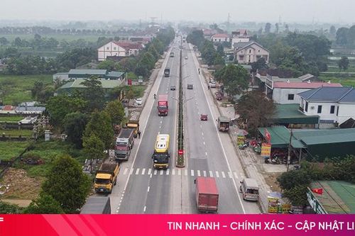 Tài xế vào quán ăn uống, xe tải xếp hàng dài trên quốc lộ 1