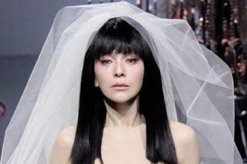 Sao nữ của 'Tân dòng sông ly biệt' hóa cô dâu xinh đẹp ở tuổi U60