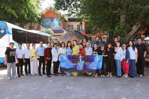Hoa hậu Diễm Giang thăm trẻ em mồ côi trong chuyến về Việt Nam ngắn ngày