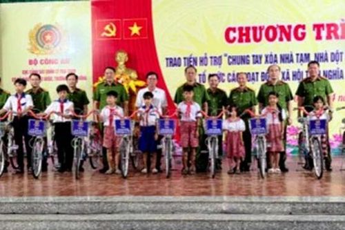 Kiên Giang: Cục Cảnh sát quản lý trại giam thăm, tặng quà gia đình chính sách