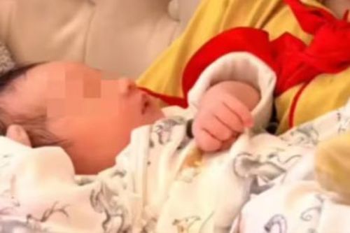 Cậu bé 13 tuổi một mình đỡ đẻ cho mẹ tại nhà, kết quả khiến ai cũng 'thở phào'