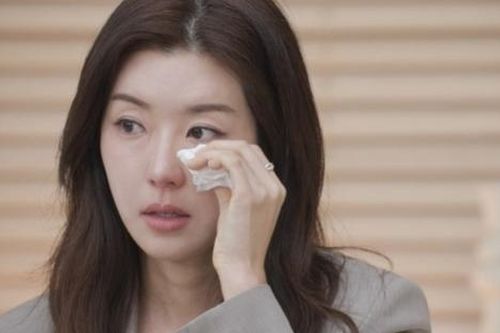 Nữ diễn viên nổi tiếng showbiz tuyên bố: 'Mẹ chồng yêu cầu tôi ly hôn'
