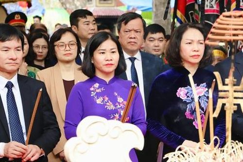 Chủ tịch Hội LHPN Việt Nam dâng hương tưởng niệm 1982 năm Ngày giỗ Hai Bà Trưng