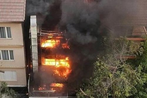 Cháy quán ăn tại Mỹ Đình, khói đen bốc lên ngùn ngụt