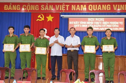 Khen thưởng 16 cán bộ, chiến sĩ kịp thời chữa cháy nhà dân phường Mỹ Phước