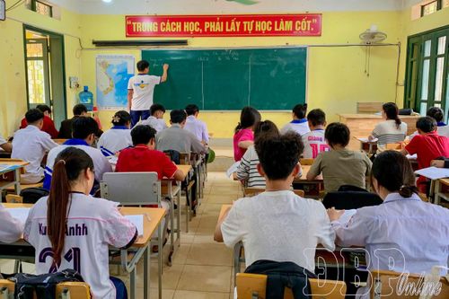 Tình nguyện phụ đạo cho học sinh cuối cấp
