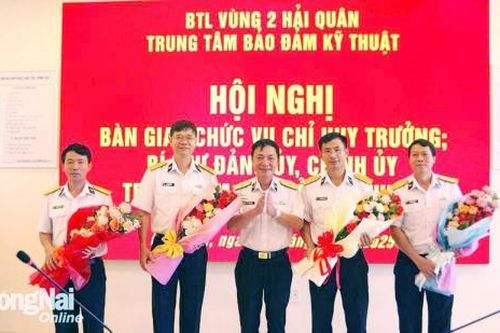 Bàn giao Chỉ huy trưởng, Chính ủy Trung tâm Bảo đảm kỹ thuật Vùng 2 Hải quân