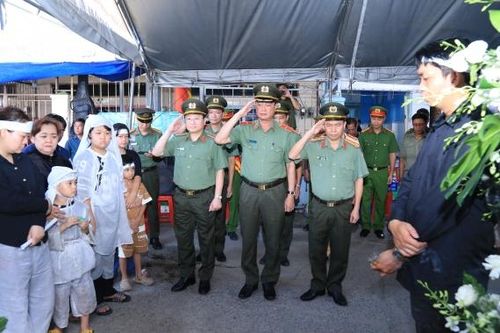 Lãnh đạo Bộ Công an đến viếng, thăm hỏi gia đình đồng chí Huỳnh Trí Phúc hy sinh khi truy bắt tội phạm