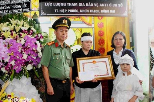 Truy tặng Bằng khen của Chủ tịch UBND tỉnh Đồng Nai cho anh Huỳnh Trí Phúc