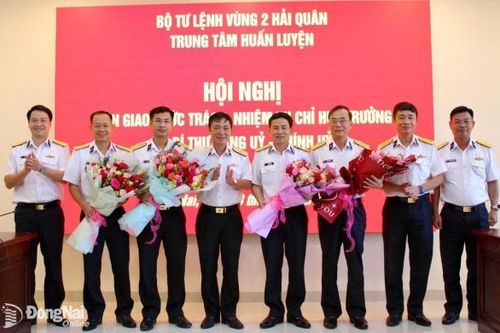 Thượng tá Đậu Đình Dân và thượng tá Vũ Mạnh Hòa giữ chức Chỉ huy trưởng, Chính ủy Trung tâm Huấn luyện Vùng 2 Hải quân