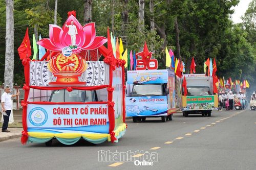 Lễ diễu hành xe hoa kỷ niệm 50 năm Ngày Giải phóng Cam Ranh