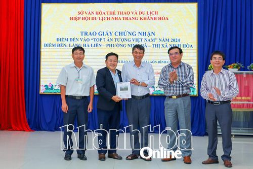 Trao chứng nhận làng Hà Liên vào 'Top 7 Ấn tượng Việt Nam' năm 2024