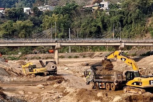 Đẩy nhanh tiến độ thi công tuyến kè thị trấn Mường Tè