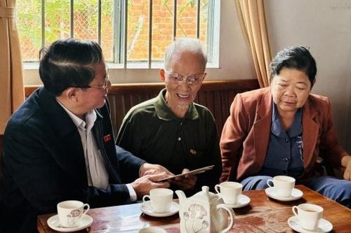 Phó Chủ tịch Quốc hội Nguyễn Đức Hải thăm gia đình chính sách tại huyện Đức Trọng