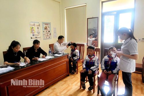 Khám sàng lọc các tật khúc xạ cho học sinh tại huyện Yên Khánh, thành phố Tam Điệp