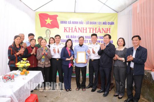 Lữ đoàn 131 Hải quân bàn giao và trao kinh phí hỗ trợ xây dựng nhà tình nghĩa