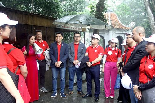 Những 'sứ giả văn hóa' ở Đền Hùng