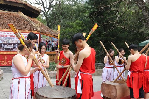 Trình diễn đánh trống đồng, đâm đuống phục vụ Giỗ Tổ Hùng Vương