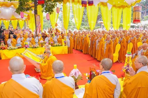 Hà Nội: Phân ban Ni giới T.Ư dâng hương Đức Thánh Tổ Ni Đại Ái Đạo và chư Ni tiền bối tại chùa Kim Liên