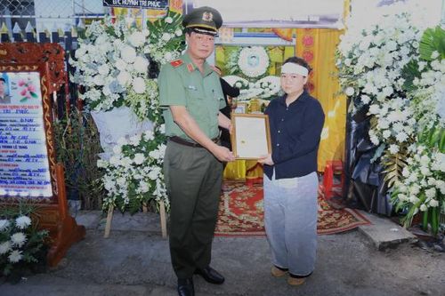 Chia sẻ mất mát với gia đình thành viên lực lượng bảo vệ ANTT ở cơ sở