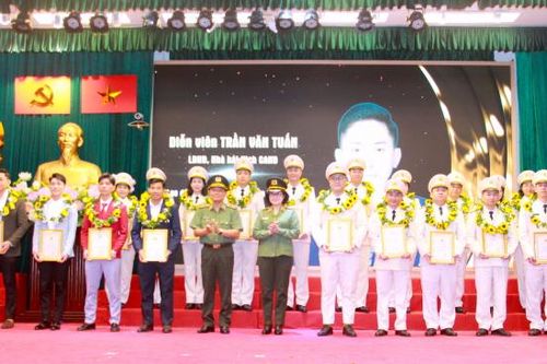 Tuyên dương 20 điển hình tiên tiến trách nhiệm, sáng tạo của Cục Công tác chính trị
