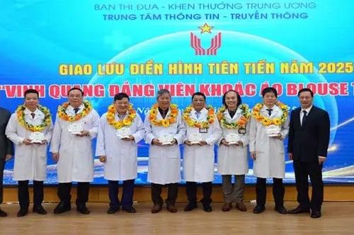 Vinh quang đảng viên khoác áo blouse trắng