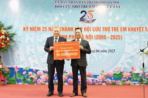 Hội Khuyến học Việt Nam tài trợ 50 triệu đồng cho trẻ em khuyết tật Hà Nội