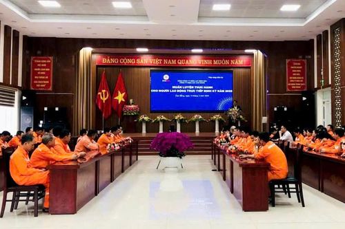 Công ty Điện lực Cao Bằng huấn luyện thực hành ngoài thao trường cho người lao động