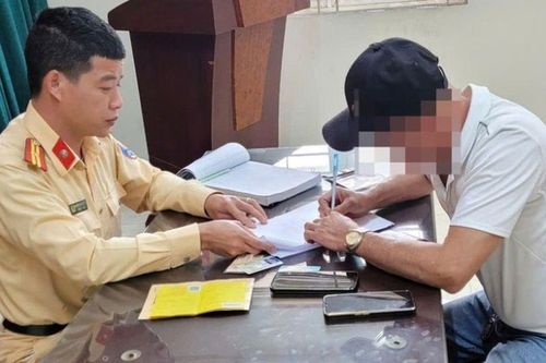 Xử phạt tài xế ô tô 29 chỗ tạt đầu, chèn ép xe máy trên Đại lộ Thăng Long 5,7 triệu đồng, trừ 2 điểm GPLX