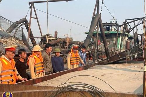 'Cát tặc' đang bức tử sông Hồng