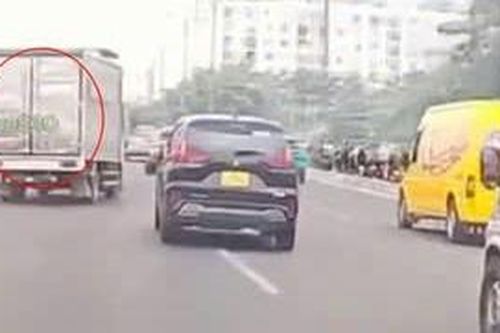 Truy tìm tài xế xe tải đánh võng, lạng lách như phim trên đường ở TPHCM