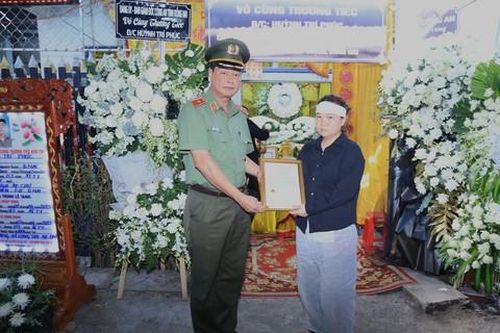 Đại diện Bộ Công an thăm hỏi, động viên thân nhân gia đình anh Huỳnh Trí Phúc