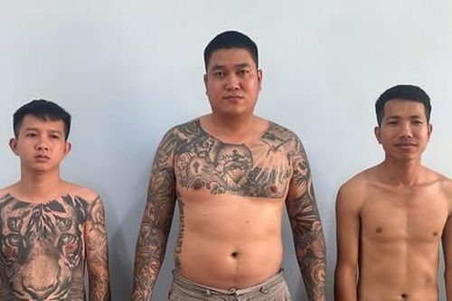 Tạm giữ hình sự 3 đối tượng vụ chặn ôtô đánh trúng bé trai 2 tuổi chảy máu mũi